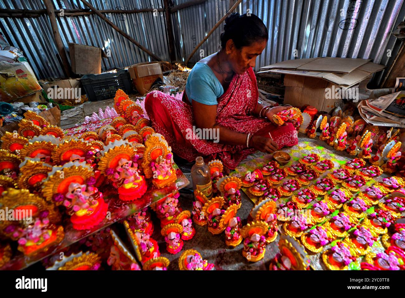 Dutta Pukur, India. 20 ottobre 2024. Una donna dipinge Idols della dea indù Lakshmi Ganesh prima del Diwali Festival in India. Deepavali o Dipavali è un festival di luci della durata di quattro cinque giorni, che viene celebrato da indù, giani, sikh e alcuni buddisti in ogni autunno in tutto il mondo. Simboleggia la "vittoria spirituale della luce sull'oscurità, il bene sul male e la conoscenza sull'ignoranza" (Credit Image: © Avishek Das/SOPA Images via ZUMA Press Wire) SOLO USO EDITORIALE! Non per USO commerciale! Foto Stock