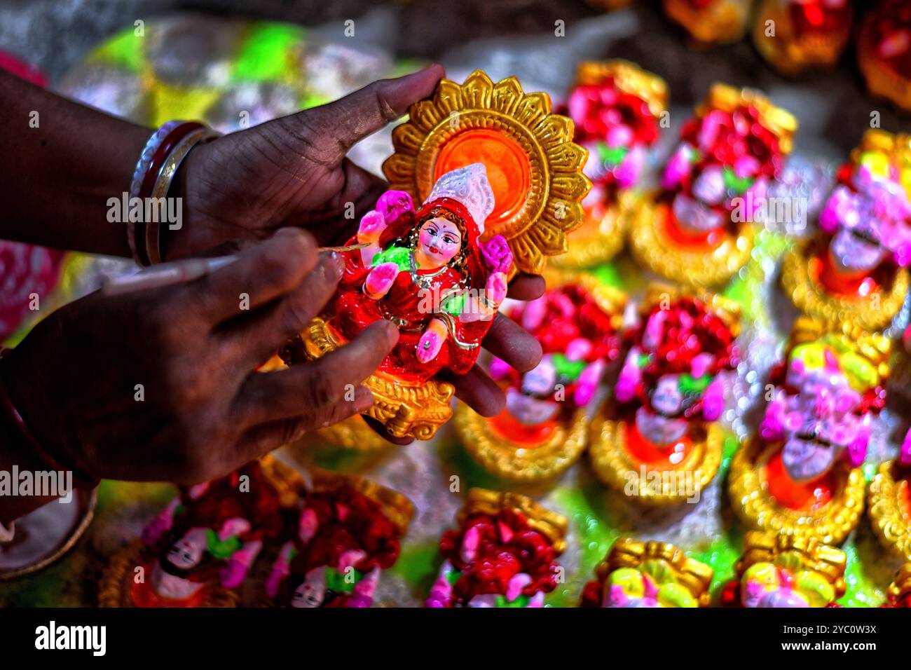 Dutta Pukur, India. 20 ottobre 2024. Un lavoratore dipinge un idolo di Lakshmi Ganesh prima del Diwali Festival in India. Deepavali o Dipavali è un festival di luci della durata di quattro cinque giorni, che viene celebrato da indù, giani, sikh e alcuni buddisti in ogni autunno in tutto il mondo. Simboleggia la "vittoria spirituale della luce sull'oscurità, il bene sul male e la conoscenza sull'ignoranza" (Credit Image: © Avishek Das/SOPA Images via ZUMA Press Wire) SOLO USO EDITORIALE! Non per USO commerciale! Foto Stock