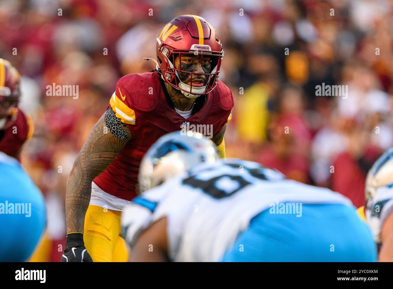Landover, MD, Stati Uniti. 20 ottobre 2024. Il linebacker dei Washington Commanders Frankie Luvu (4) si sposta in posizione durante la partita NFL tra i Carolina Panthers e i Washington Commanders a Landover, MD. Reggie Hildred/CSM/Alamy Live News Foto Stock
