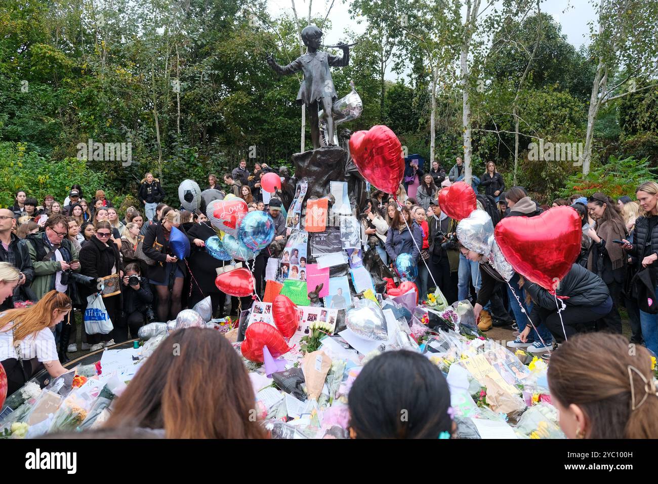 I fan di Liam Payne si riuniscono a Hyde Park per una veglia dopo la morte dei cantanti dell'ex One Direction mercoledì scorso. Foto Stock