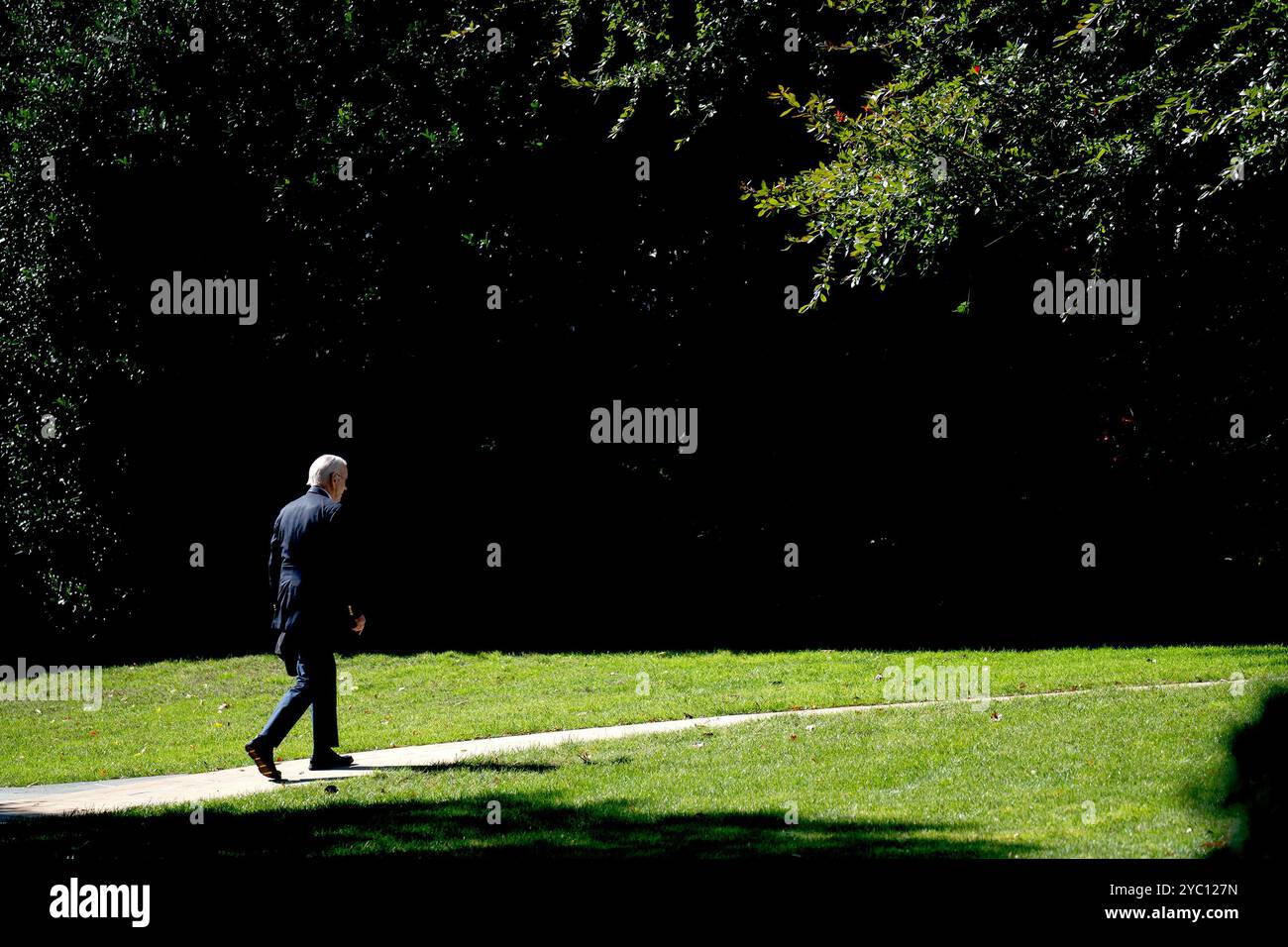 Washington, DC, USA. 20 ottobre 2024. Il presidente DEGLI STATI UNITI Joe Biden cammina sul South Lawn della Casa Bianca dopo essere arrivato su Marine One a Washington, DC, USA, domenica 20 ottobre, 2024. Biden e la sua amministrazione hanno affermato negli ultimi giorni che l'uccisione di Sinwar dovrebbe servire ad accelerare i colloqui e la pressione interna sul primo ministro israeliano Benjamin Netanyahu si è intensificata per fare lo stesso, anche se gli estremisti allineati con Netanyahu si oppongono a concessioni. Fotografo: Stefani Reynolds/Pool/Sipa USA credito: SIPA USA/Alamy Live News Foto Stock