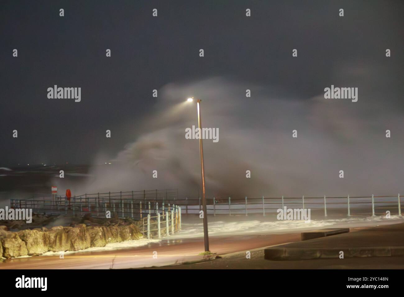 Morecambe Heysham Lancashire, Regno Unito. 21 ottobre 2024. Ore 2,15 onde di alta marea che si infrangono sul lungomare di Heysham credito: PN News/Alamy Live News Foto Stock