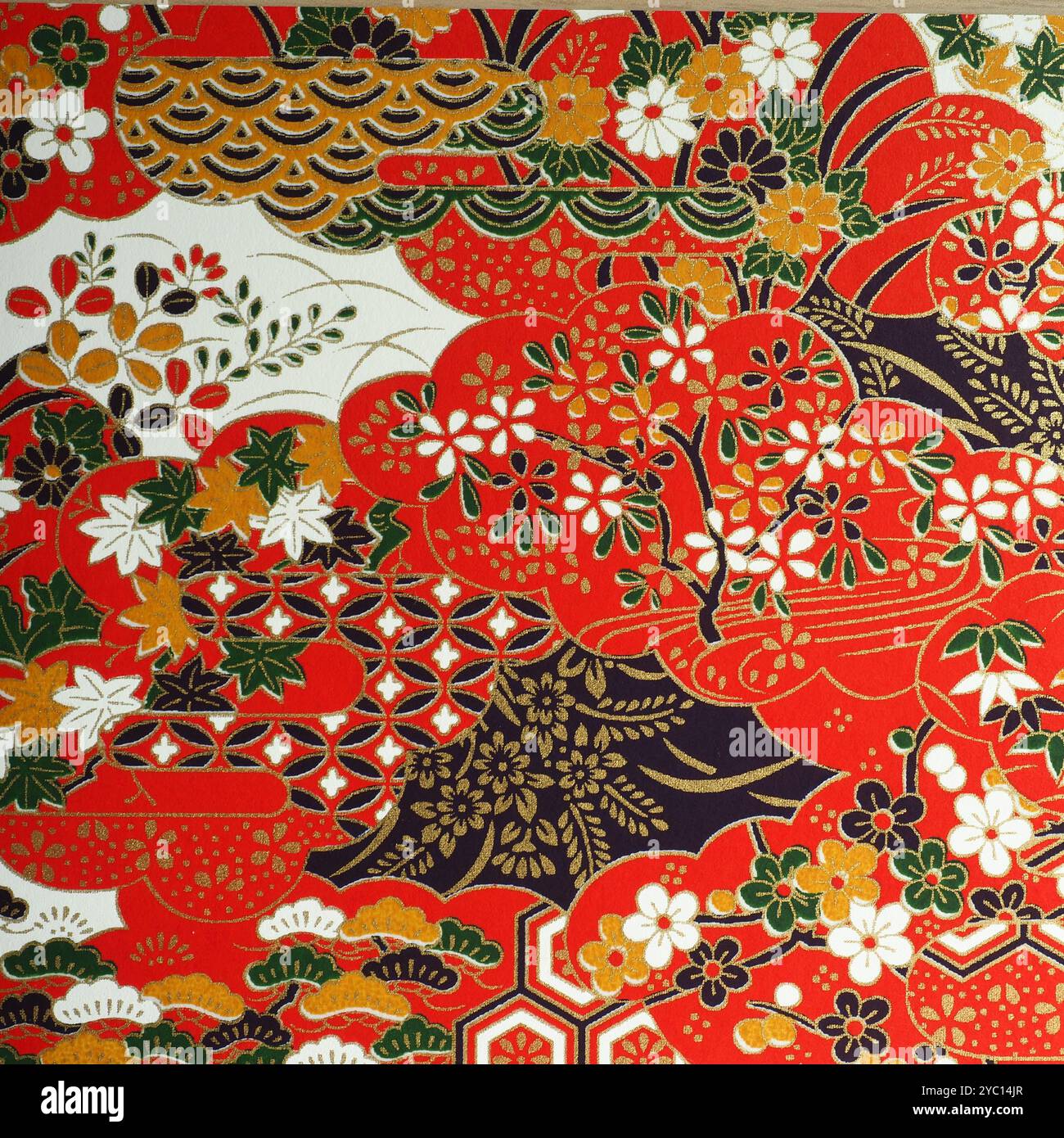 Motivi tradizionali giapponesi con tema floreale su sfondo rosso Foto Stock