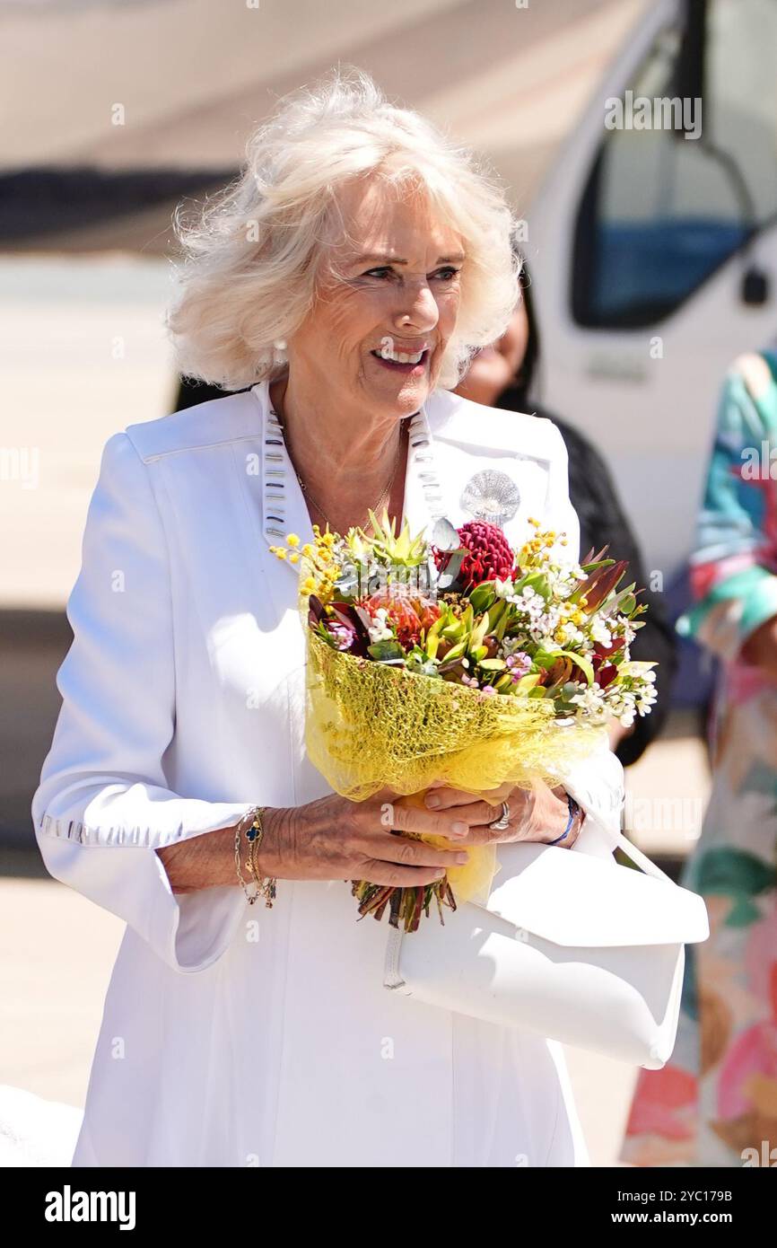 Regina Camilla con i fiori presentati all'aeroporto di Canberra il secondo giorno della loro visita in Australia e Samoa. Data foto: Lunedì 21 ottobre 2024. Foto Stock