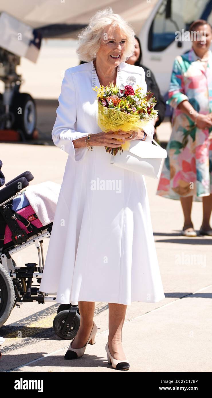 Regina Camilla con i fiori presentati all'aeroporto di Canberra il secondo giorno della loro visita in Australia e Samoa. Data foto: Lunedì 21 ottobre 2024. Foto Stock