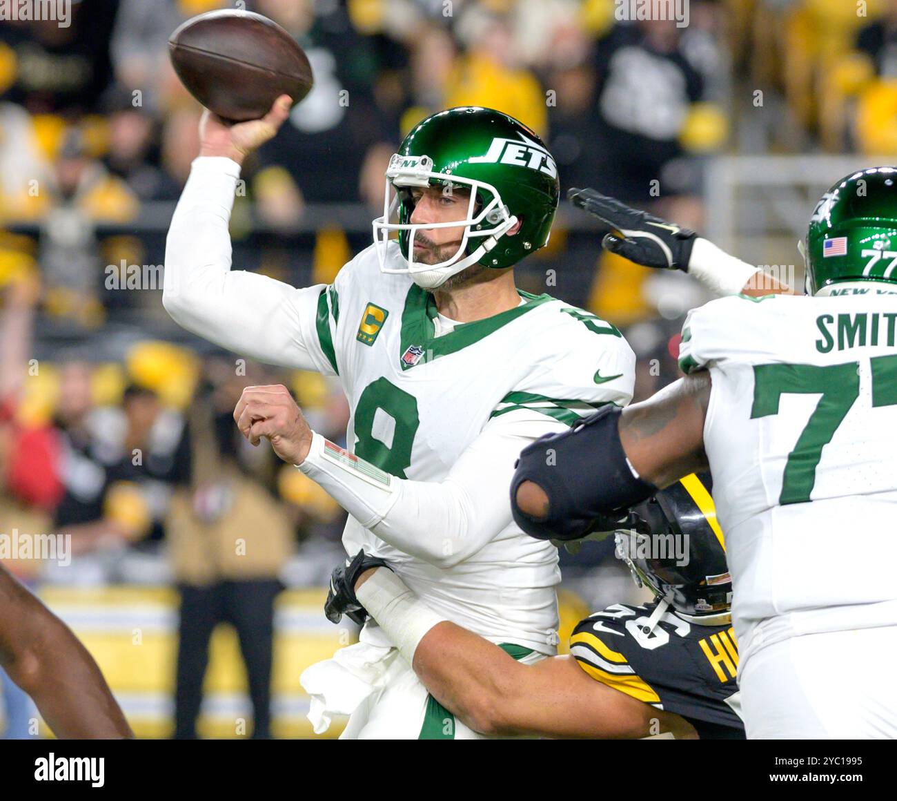 Pittsburgh, Stati Uniti. 20 ottobre 2024. Il quarterback dei New York Jets Aaron Rodgers (8) lanciò sotto pressione nel primo quarto contro i Pittsburgh Steelers all'Acrisure Stadium domenica 20 ottobre 2024 a Pittsburgh. Foto di Archie Carpenter/UPI credito: UPI/Alamy Live News Foto Stock