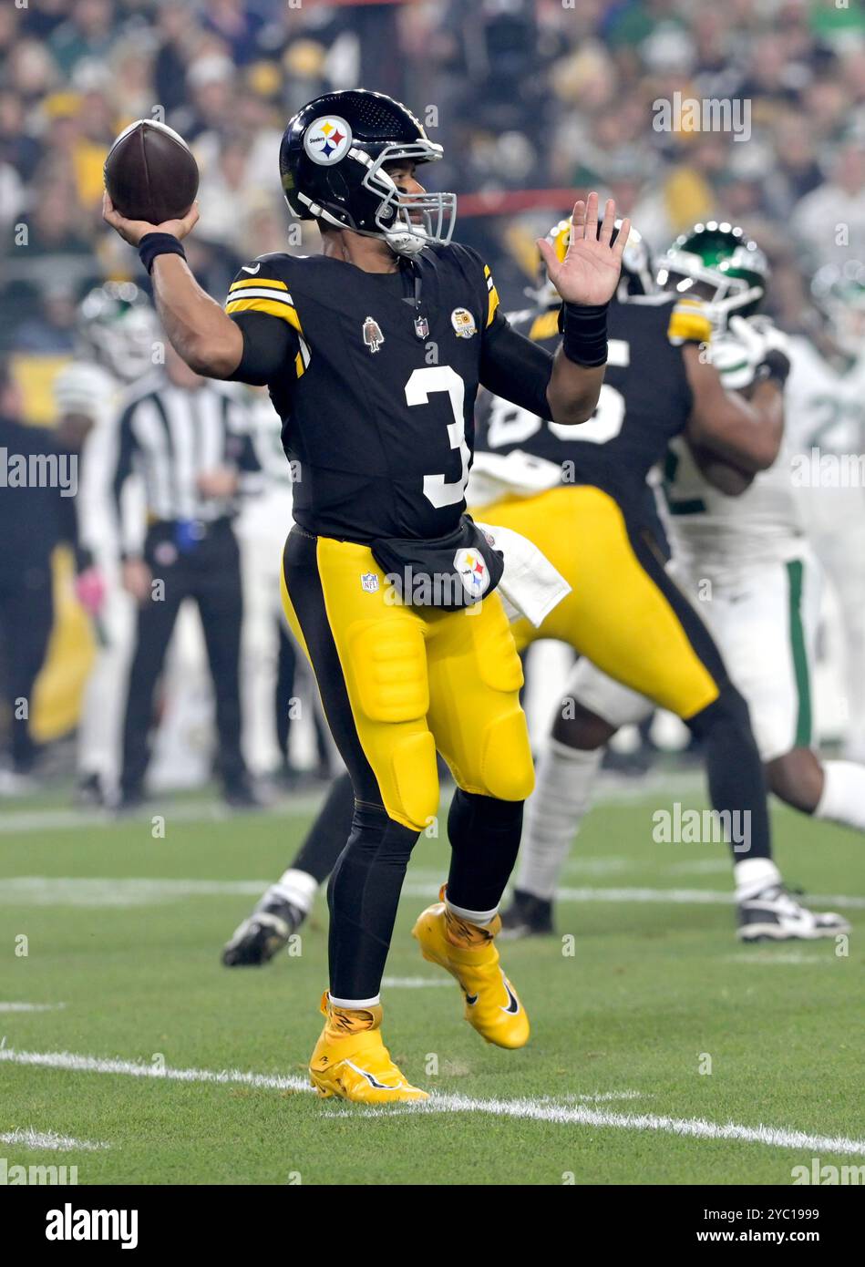 Pittsburgh, Stati Uniti. 20 ottobre 2024. Il quarterback dei Pittsburgh Steelers Russell Wilson (3) lanciò nel primo quarto contro i New York Jets all'Acrisure Stadium domenica 20 ottobre 2024 a Pittsburgh. Foto di Archie Carpenter/UPI credito: UPI/Alamy Live News Foto Stock