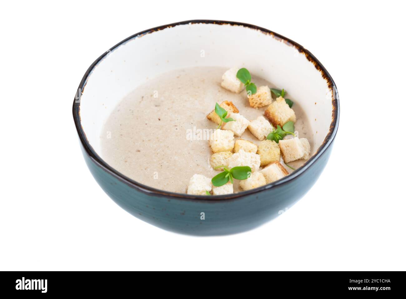 Zuppa di funghi con cracker isolati su sfondo bianco, vista dall'alto Foto Stock