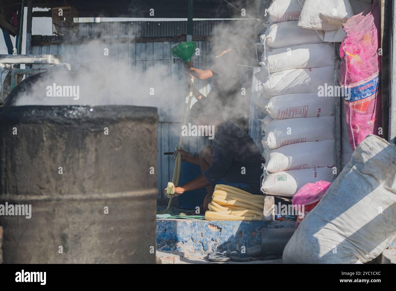 Balikpapan, Indonesia - 12 settembre 2024. I cracker di monete che stanno facendo sono ancora lunghi e a forma di salsiccia prima che li tagli. Foto Stock