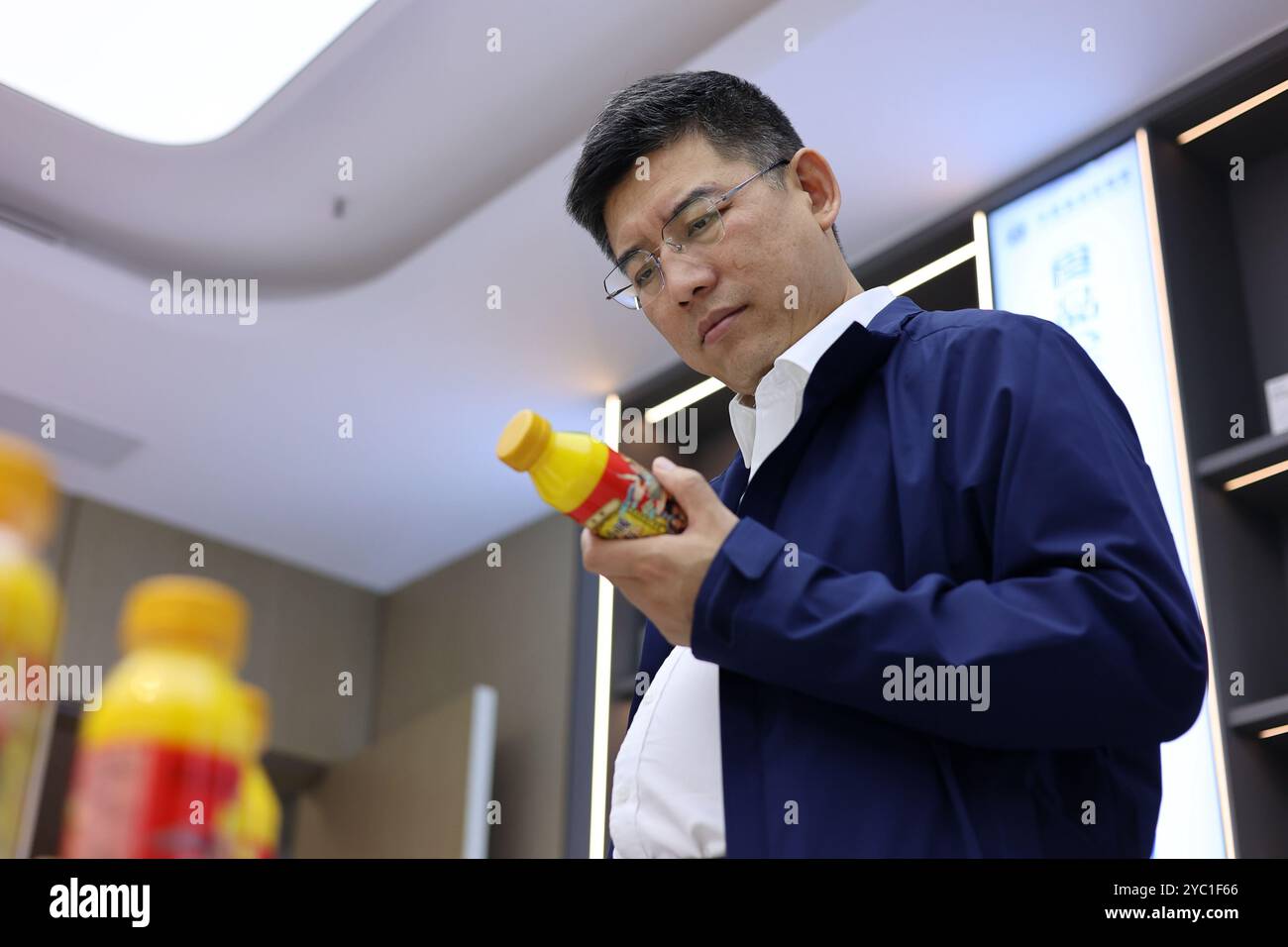 LUOHE, CINA - 21 OTTOBRE 2024 - i visitatori visitano il laboratorio alimentare Zhongyuan presso la Luohe Vocational University of Food Engineering nella Cina centrale Foto Stock