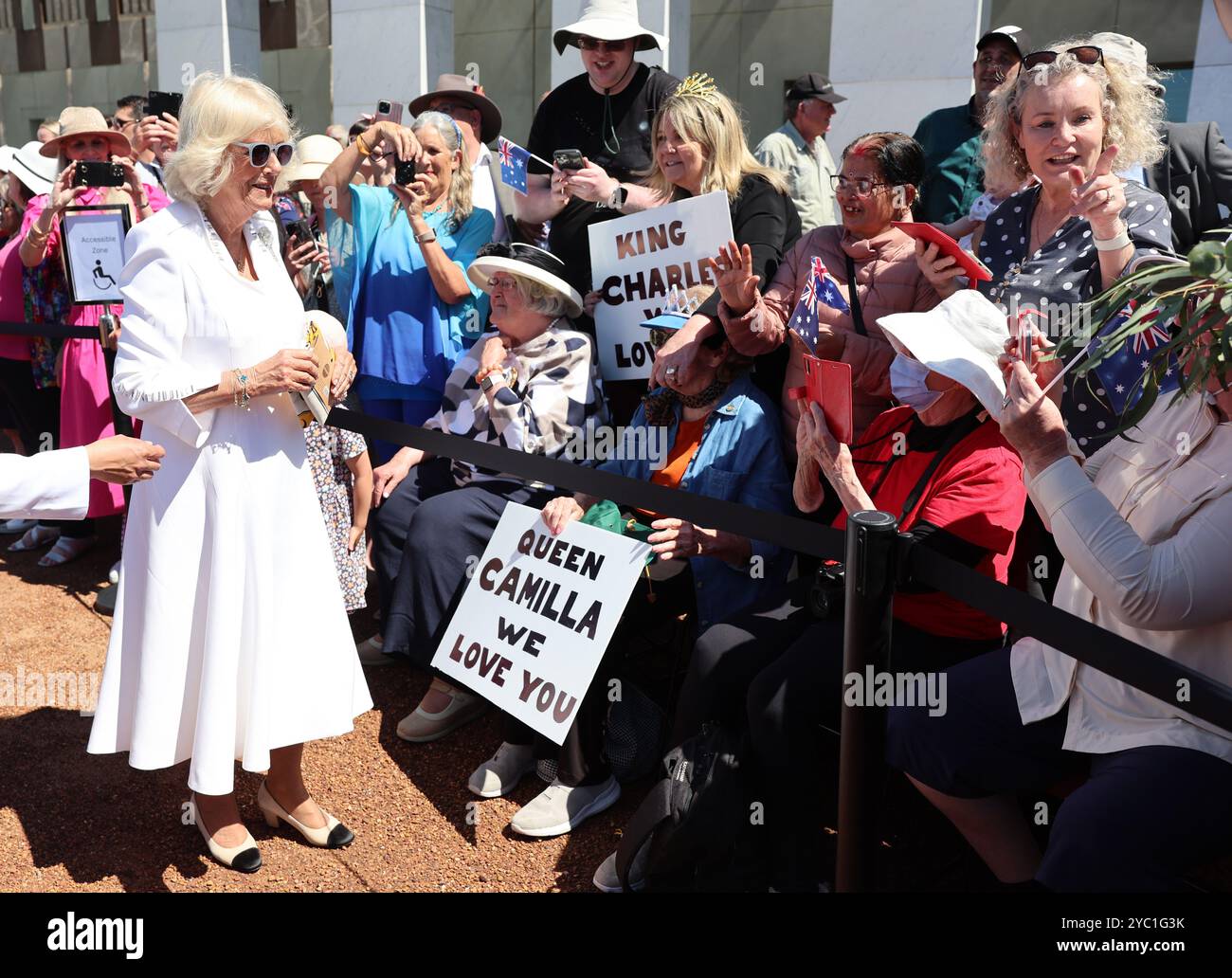 La regina Camilla incontra i membri del pubblico durante una passeggiata all'esterno del Parlamento australiano a Canberra, segnando la prima visita del re come sovrano al Parlamento australiano, il secondo giorno della visita reale in Australia e Samoa. Data foto: Lunedì 21 ottobre 2024. Foto Stock