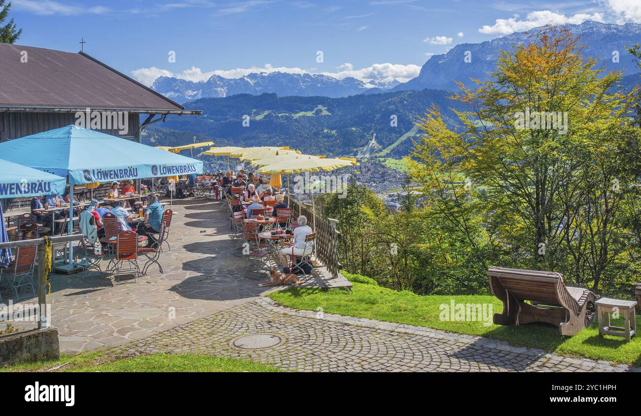 St. Martinshuette con terrazza ristorante affacciata sulla valle con i monti Karwendel e Wetterstein, Garmisch-Partenkirchen, Loisachtal, Wer Foto Stock