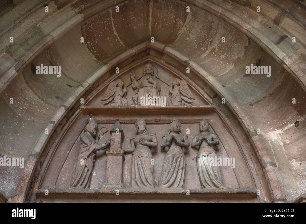 Timpano sopra il portale d'ingresso della chiesa di San Nicola e Sant'Ulrico, Kirchenberg 15, Norimberga-Moegeldorf, Franconia media, Baviera, Germania, Euro Foto Stock