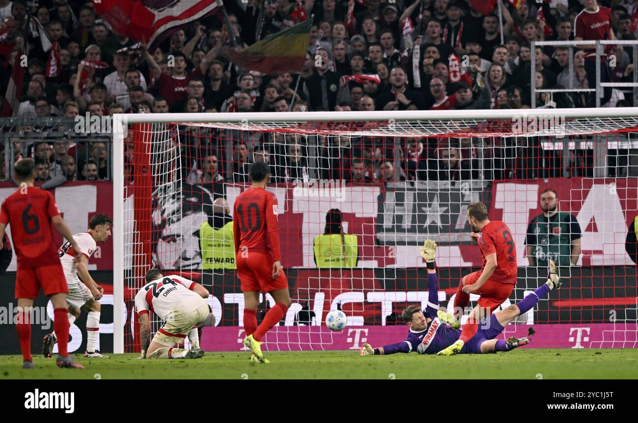Calcio goal azione possibilità gol Harry Kane FC Bayern Monaco FCB (09) contro il portiere Alexander Nuebel VfB Stuttgart (33) scena di rigore, area goal Foto Stock