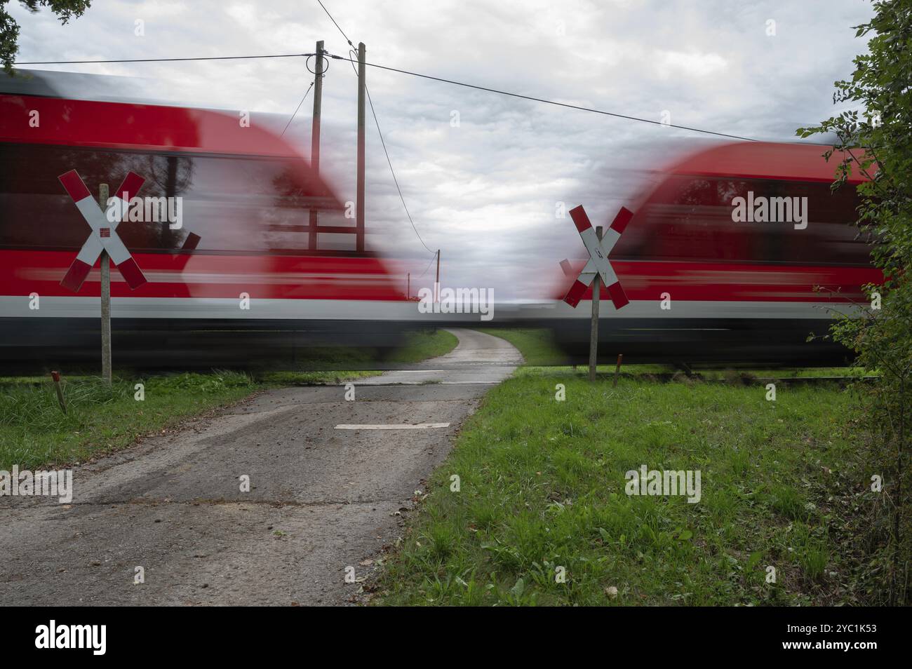 Passando per la ferrovia di Graefenberg, diramazione a binario singolo, al passaggio a livello illimitato, Igensdorf, alta Franconia, Baviera, Germania, Europa Foto Stock
