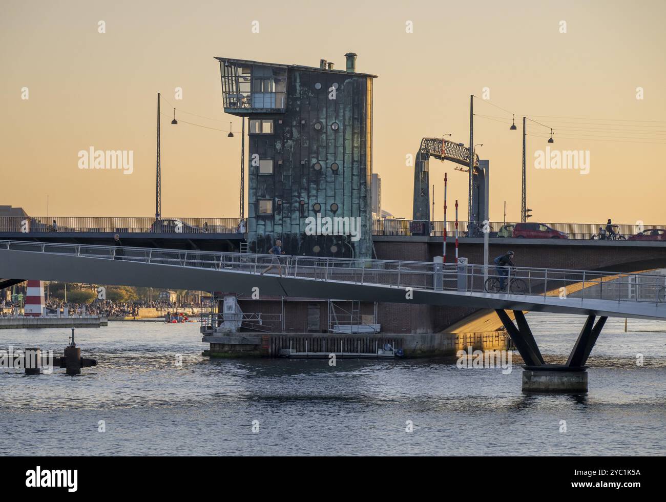 Ponte bascule Knippelsbro sull'Inderhavnen o porto interno, luce serale, Copenaghen, Danimarca, Europa Foto Stock
