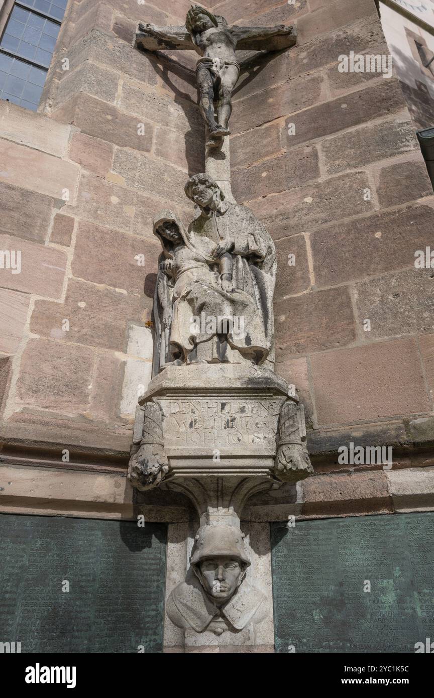 Monumento alla guerra con croce di Cristo nella Chiesa di San Nicola e Sant'Ulrico, Kirchenberg 15, Norimberga-Moegeldorf, Franconia media, Baviera, Germania Foto Stock