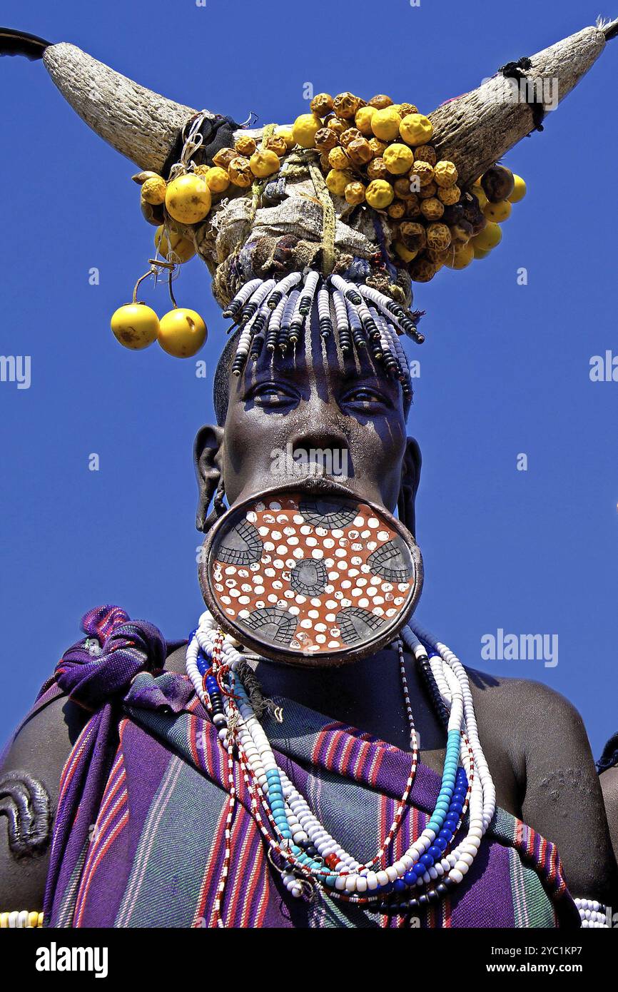 Etiopia, donna Mursi, piatto labiale, labbra, Dhebi, pittura del corpo, cicatrici di gioielli, una persona, ritratto, mursi, labbra da piatto, Etiopia, Africa Foto Stock