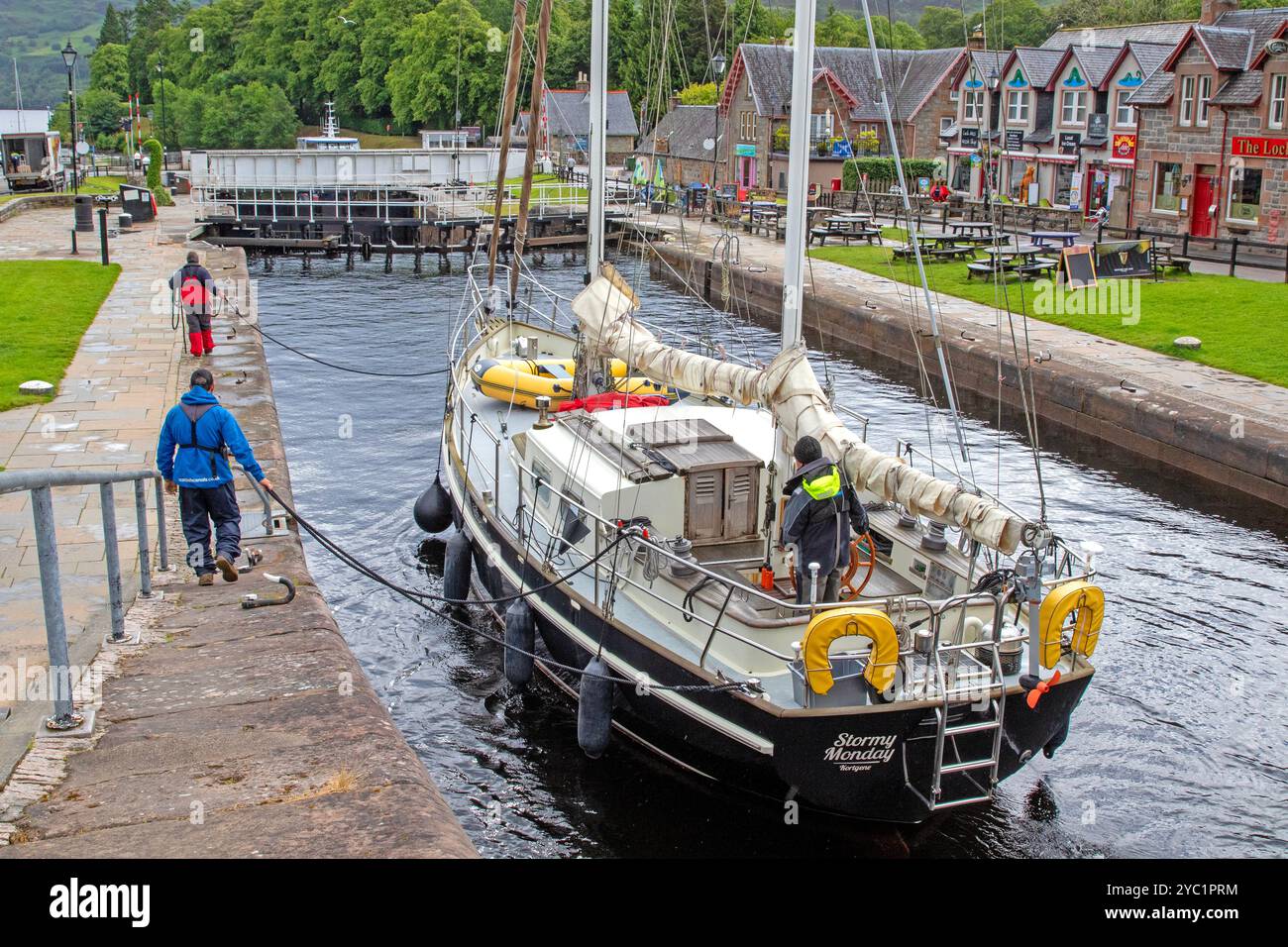 Barca nelle chiuse di Fort Augustus sul Canale Caledoniano Foto Stock