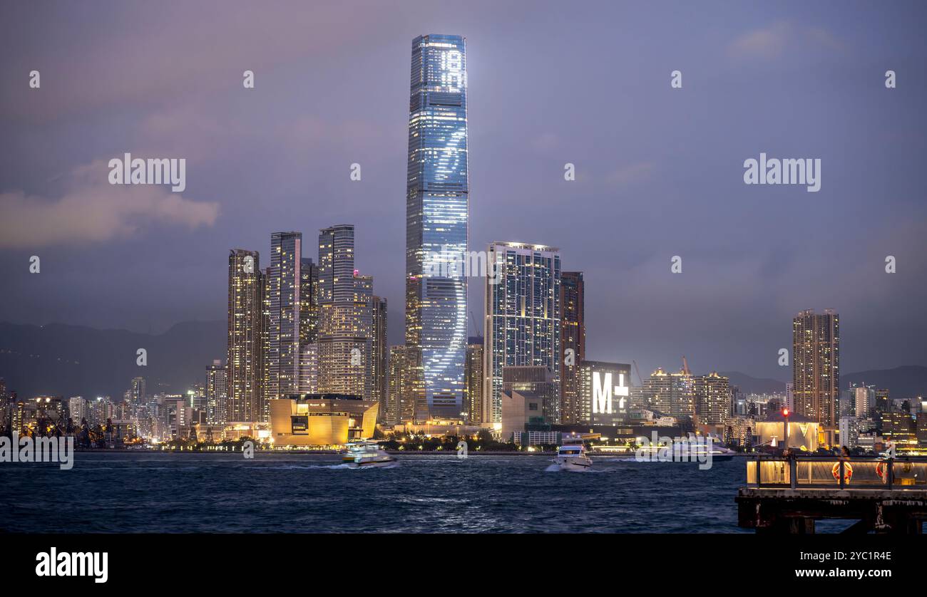 L'ICC International Commerce Centre e il nuovissimo museo M+ di cultura visiva di Hong Kong, Victoria Harbour, Hong Kong, Cina. Foto Stock