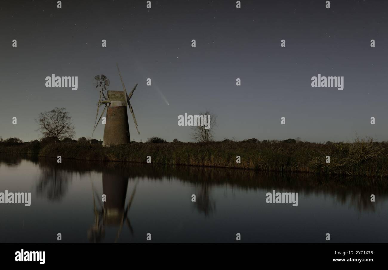 Cometa C/2023 A3 (Tsuchinshan–ATLAS) sopra il mulino di drenaggio del prato erboso, Norfolk Foto Stock