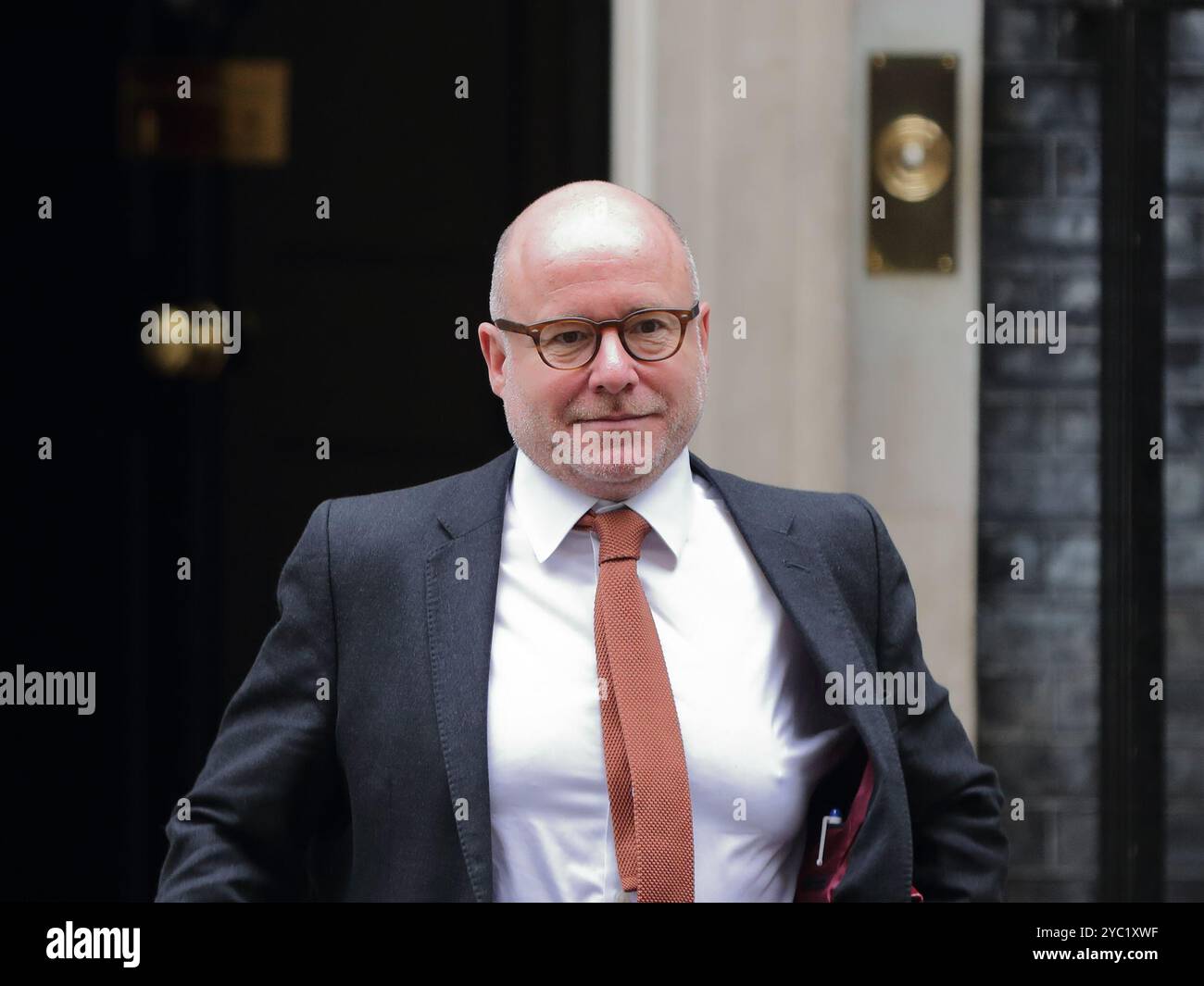 Londra, Regno Unito, 15 ottobre 2024. Richard Hermer KC, Procuratore generale lascia Downing Street al numero 10 dopo la riunione del Gabinetto. Foto Stock