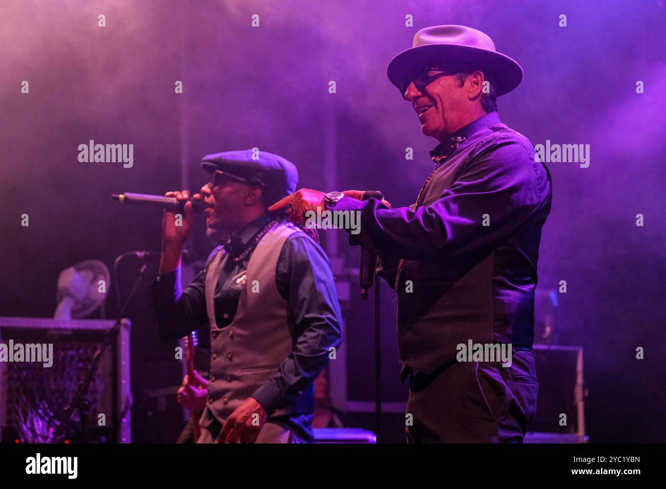 Rodney P e Barry Ashworth dei The Dub Pistols si esibiscono al Weyfest festival di Tilford, Surrey, Regno Unito. 17 agosto 2024 Foto Stock