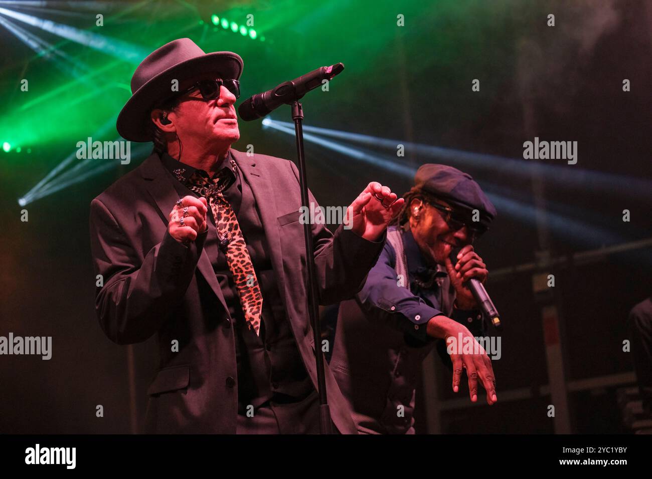 Barry Ashworth e Rodney P dei The Dub Pistols si esibiscono al Weyfest festival di Tilford, Surrey, Regno Unito. 17 agosto 2024 Foto Stock