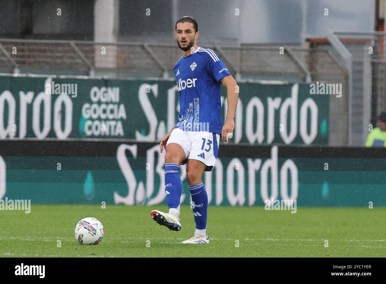 Como&#x2019;S Como 1907's Alberto Dossena in azione durante la partita di calcio di serie A Enilive 2024/2025 tra Como e Parma allo stadio Giuseppe Sinigaglia di Como - sabato 19 ottobre 2024. Sport - calcio. (Foto di Antonio Saia/LaPresse) Foto Stock