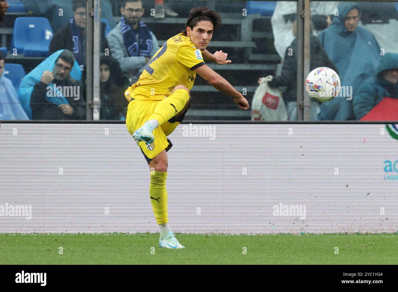 Como&#x2019;Matteo Cancellieri del Parma calcio in azione durante la partita di calcio di serie A Enilive 2024/2025 tra Como e Parma allo stadio Giuseppe Sinigaglia di Como - sabato 19 ottobre 2024. Sport - calcio. (Foto di Antonio Saia/LaPresse) Foto Stock