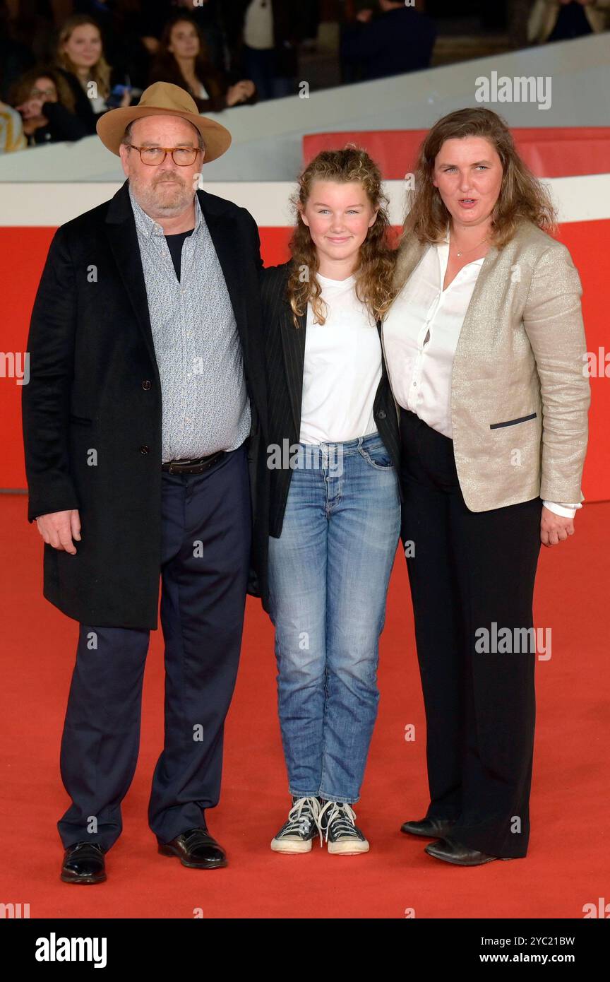 Xavier Beauvois mit Tochter Madeleine Beauvois mit Ehefrau Marie Julie Maille bei der Premiere des Kinofilms la vallÃ e des fous auf dem 19. Internationalen Filmfestival von Rom / Festa del Cinema di Roma 2024 im Auditorium Parco della musica. ROM, 20.10.2024 *** Xavier Beauvois con la figlia Madeleine Beauvois con la moglie Marie Julie Maille alla prima del lungometraggio la vallÃ e des fous al 19 Festival Internazionale del Cinema di Roma 2024 all'Auditorium Parco della musica Roma, 20 10 2024 foto:XA.XM.xTinghinox/xFuturexImagex fous 4009 Foto Stock