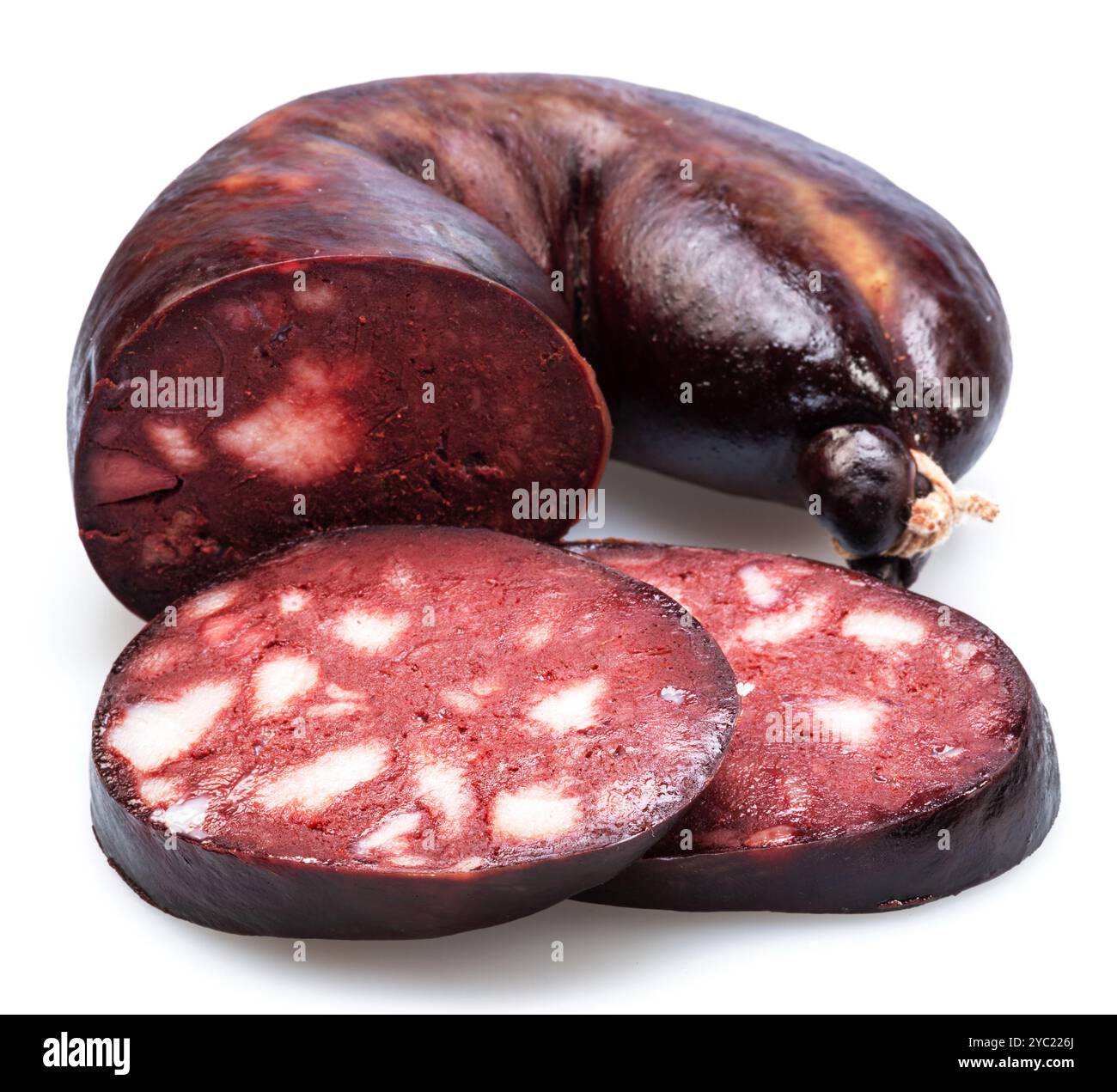 Salsicce e tagli di salsiccia isolati su sfondo bianco. Foto Stock