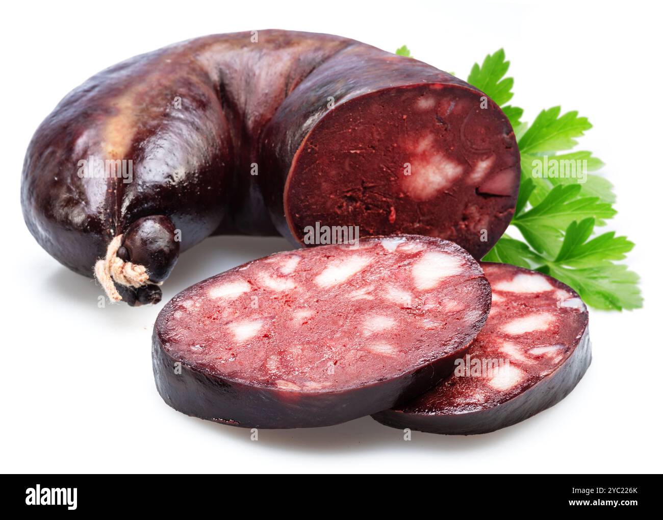 Salsiccia di sangue con pezzi di suetto e foglia di prezzemolo isolata su sfondo bianco. Foto Stock