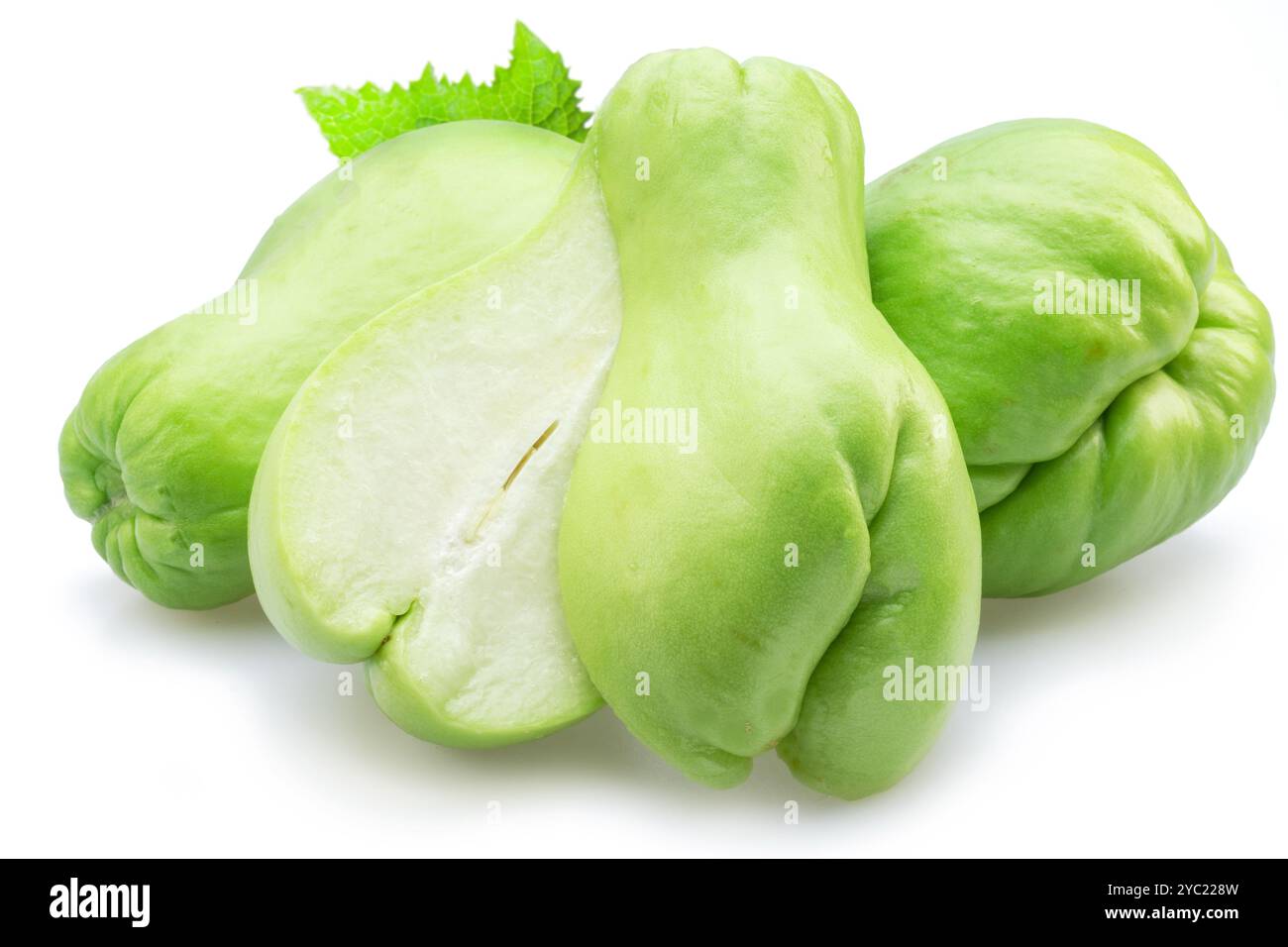 Frutti di Chayote isolati su sfondo bianco. Foto Stock