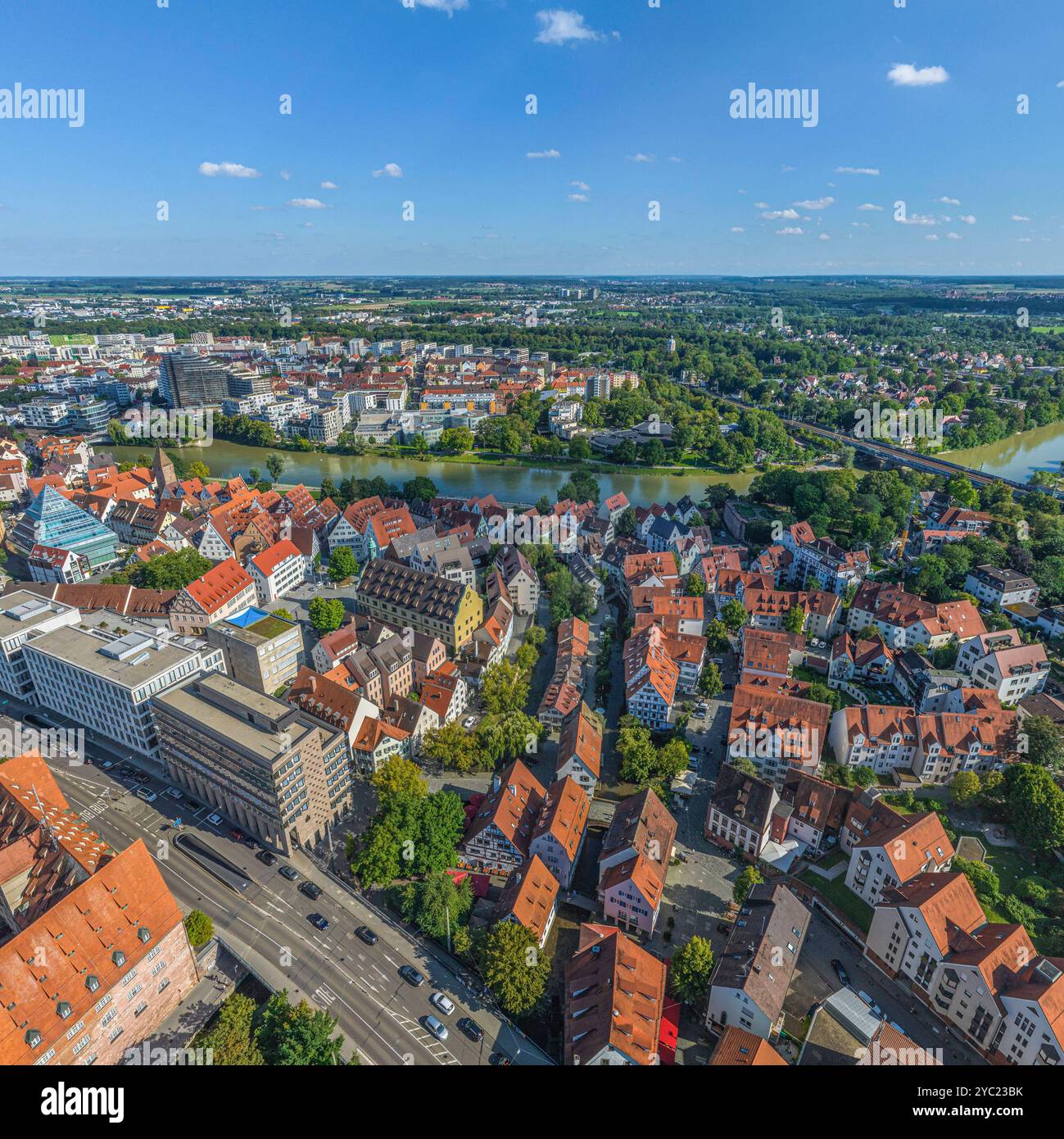 Die Stadt Ulm an der Donau in Baden-Württemberg an der Grenze zu Bayern von oben Ausblick auf die Innenstadt der schwäbischen Universitätsstadt Ulm Mü Foto Stock