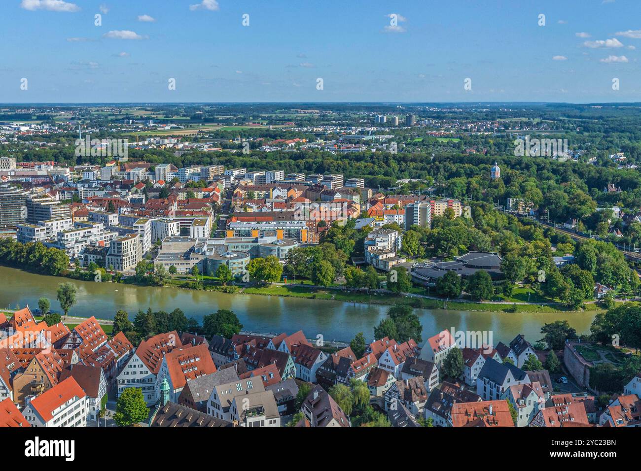 Die Stadt Ulm an der Donau in Baden-Württemberg an der Grenze zu Bayern von oben Ausblick auf die Innenstadt der schwäbischen Universitätsstadt Ulm Mü Foto Stock