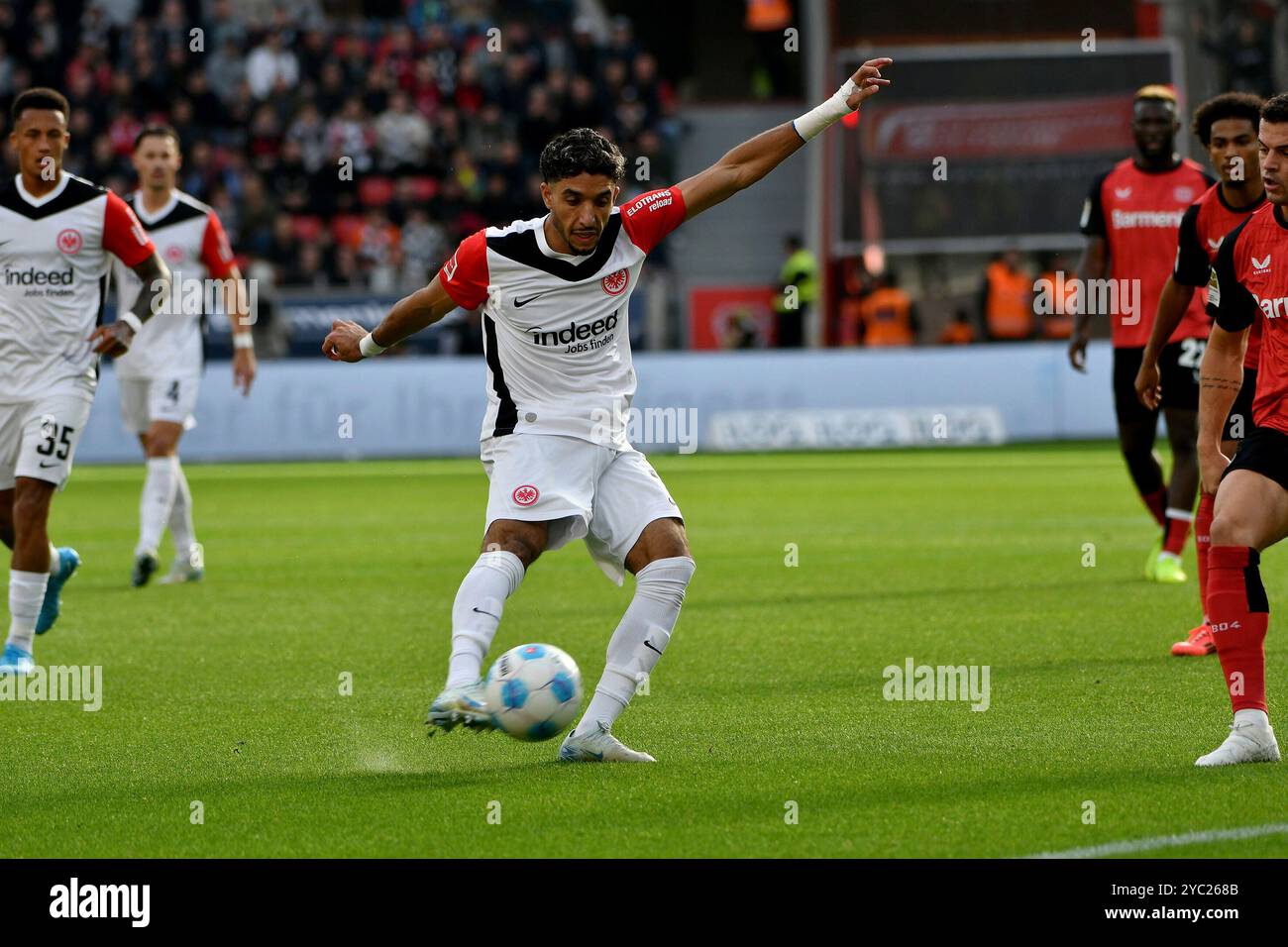 Leverkusen, Germania. 19 ottobre 2024. Fussball; Spieltag 07; 1. Bundesliga; Saison 2024/2025; Bayer Leverkusen gegen Eintracht Frankfurt am 19.10.2024 a Leverkusen. UBz: 07 Omar Marmoush, Eintracht Frankfurt. Credito: dpa/Alamy Live News Foto Stock