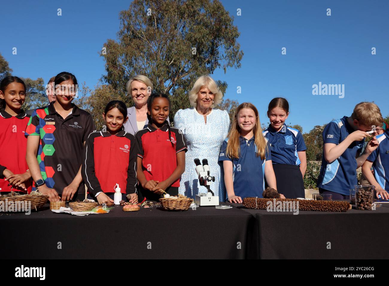 Regina Camilla (centro) con i bambini delle scuole e il Ministro dell'ambiente e dell'acqua, Tanya Plibersek MP, durante una visita al Giardino Banksia presso i Giardini Botanici nazionali Australiani, a Canberra, il secondo giorno della visita reale in Australia e Samoa. Data foto: Lunedì 21 ottobre 2024. Foto Stock