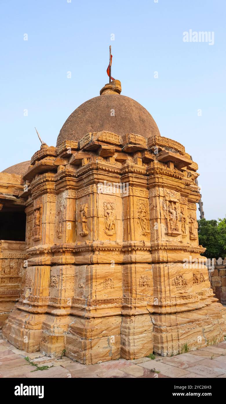 Veduta della principale garbhagriha e shikhara del Tempio Surajdeval, un tempio del X secolo, Thangadh, Surendranagar, Gujarat, India. Foto Stock