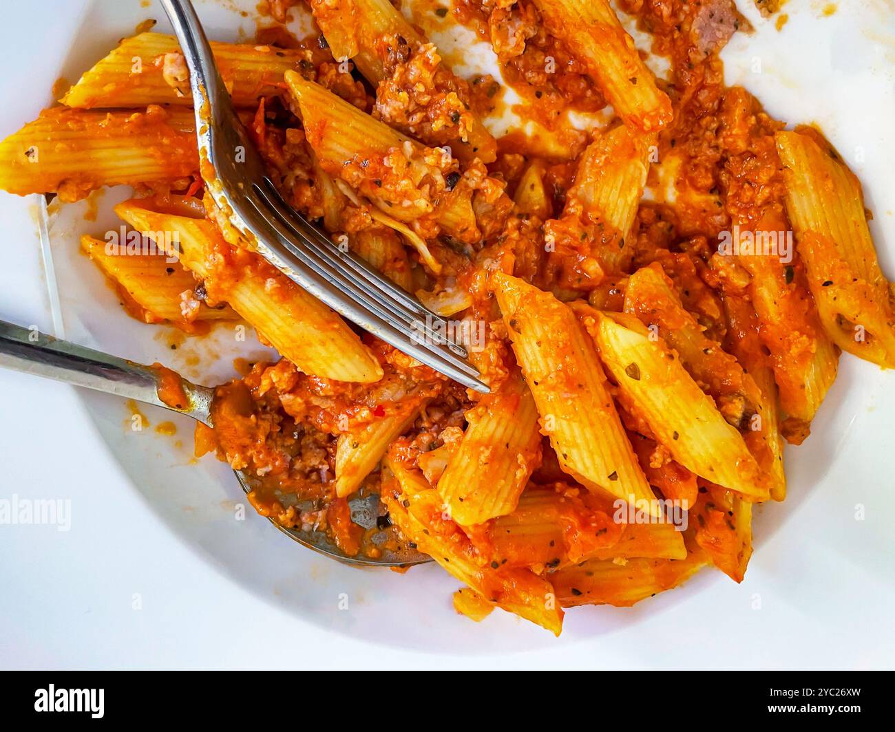 Penne con salsiccia e salsa di pomodoro Foto Stock