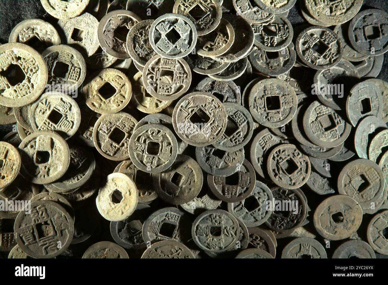 Antiche monete cinesi datate dal II secolo al XIII secolo; raccolte dagli abitanti del villaggio che vivevano nel delta del fiume Batanghari a Jambi, Indonesia. Foto Stock