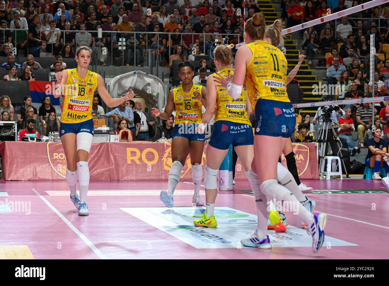 Esultazione della squadra ospite durante la partita di pallavolo femminile di serie A Roma Volley vs Imoco Conegliano durante Roma Volley vs Prosecco Doc Imoco Conegliano, pallavolo italiano di serie A1 femminile a Roma, Italia, 20 ottobre 2024 Foto Stock