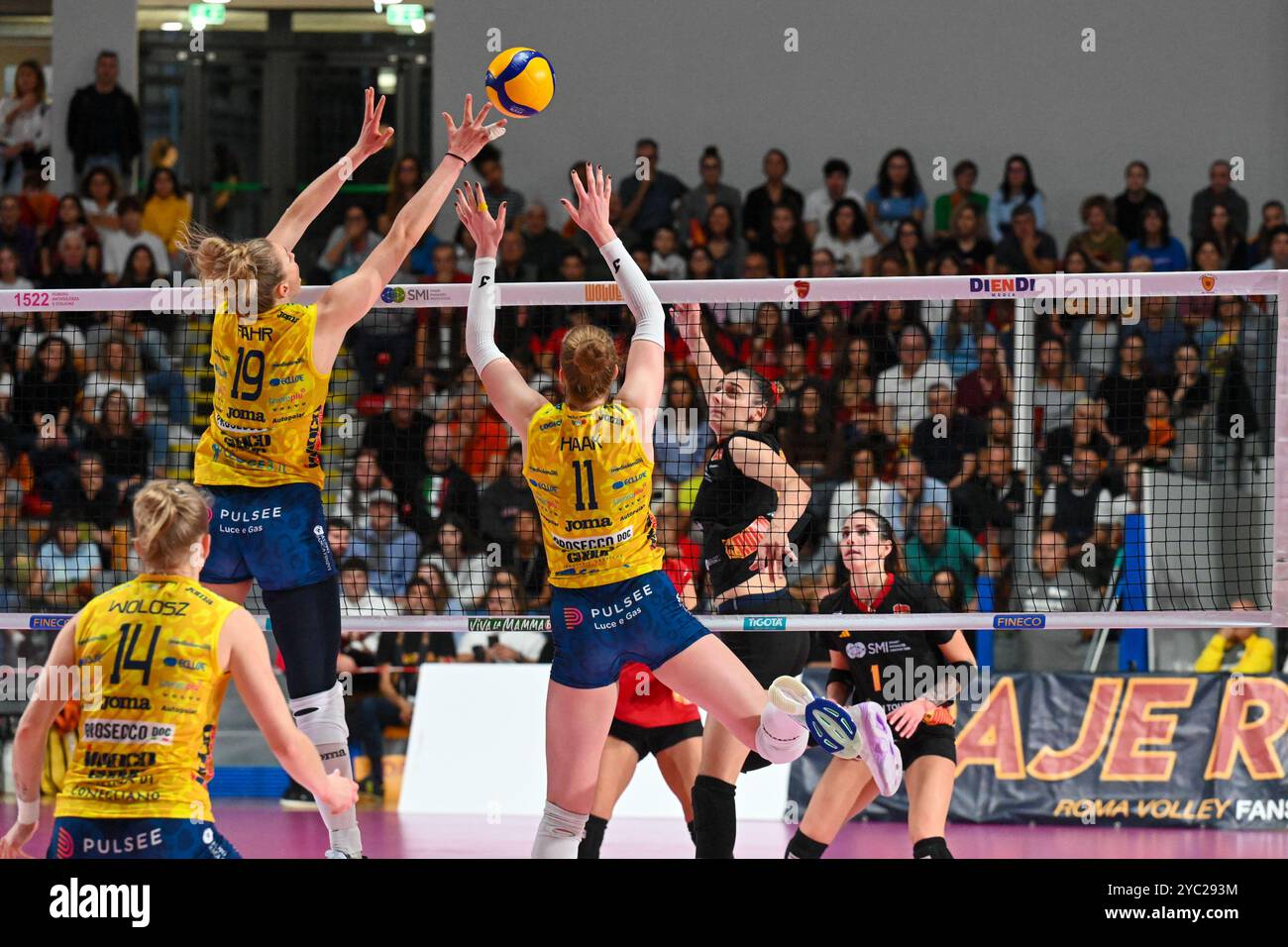 Esultazione della squadra di casa durante la partita di pallavolo femminile di serie A Roma Volley vs Imoco Conegliano durante Roma Volley vs Prosecco Doc Imoco Conegliano, pallavolo italiano di serie A1 femminile a Roma, 20 ottobre 2024 Foto Stock