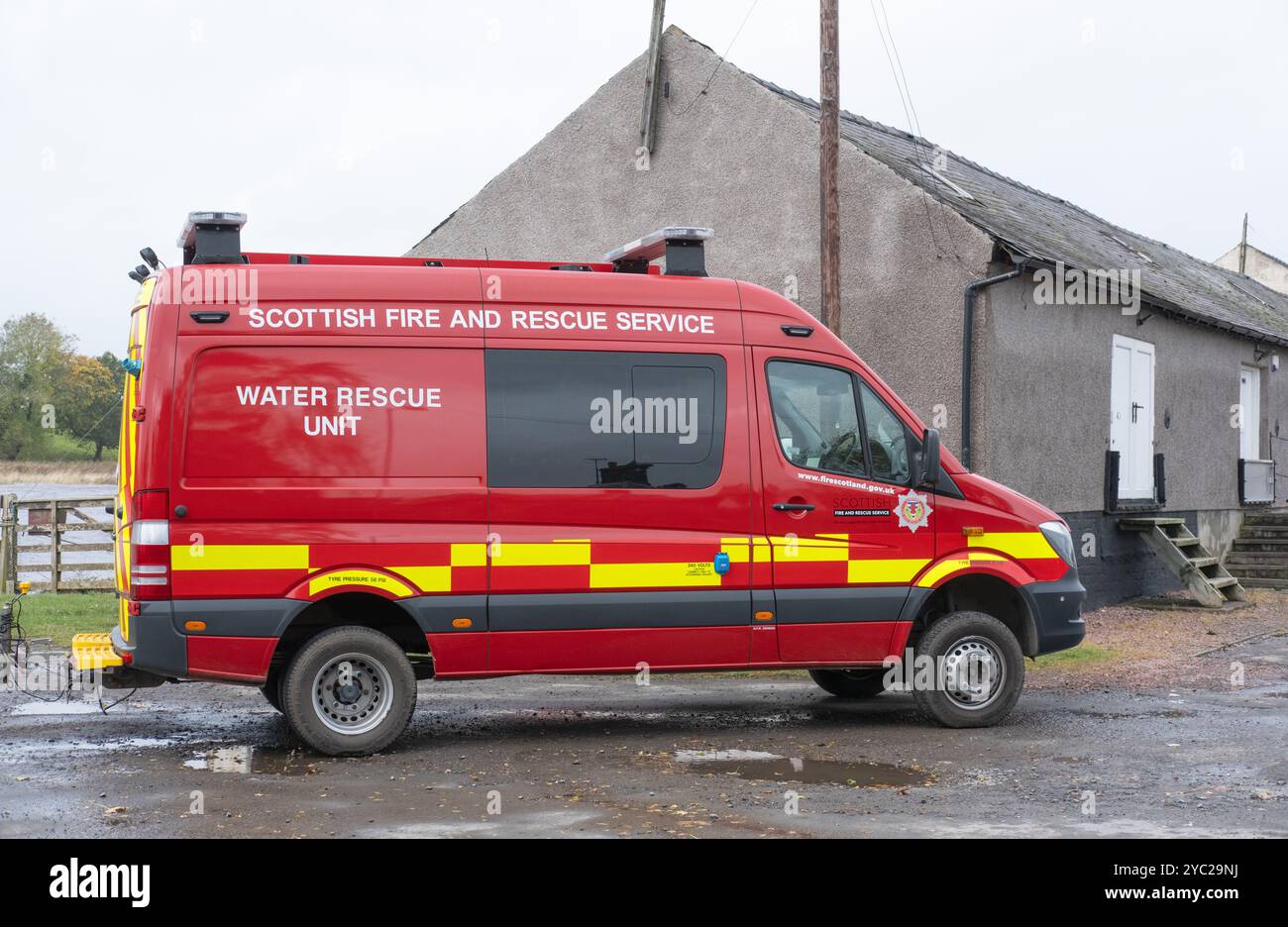 Scottish Fire and Rescue Service Water Rescue Unit van di stanza a Kingholm Quay durante la tempesta Ashley, Dumfries e Galloway, Scozia, ottobre 2024. Foto Stock