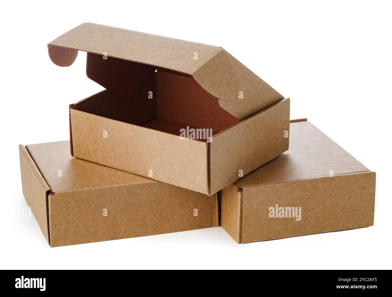 Scatole in cartone marrone impilate in varie misure disposte su sfondo bianco Foto Stock
