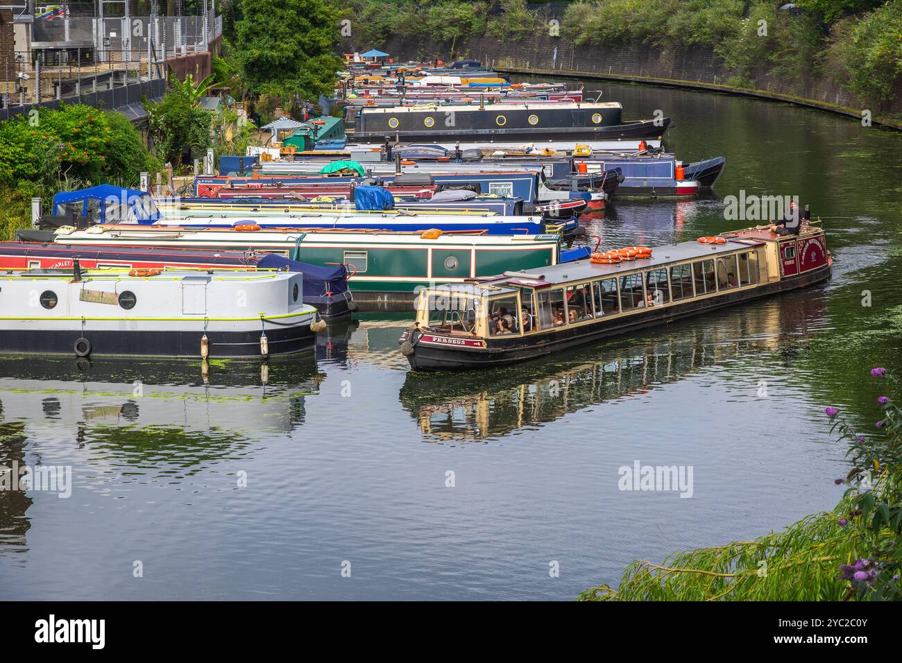 Londra, Regno Unito - 10 luglio 2024 - i turisti possono godersi una gita in barca sui canali in idrobus, viaggiando lungo il Regent's Canal Foto Stock