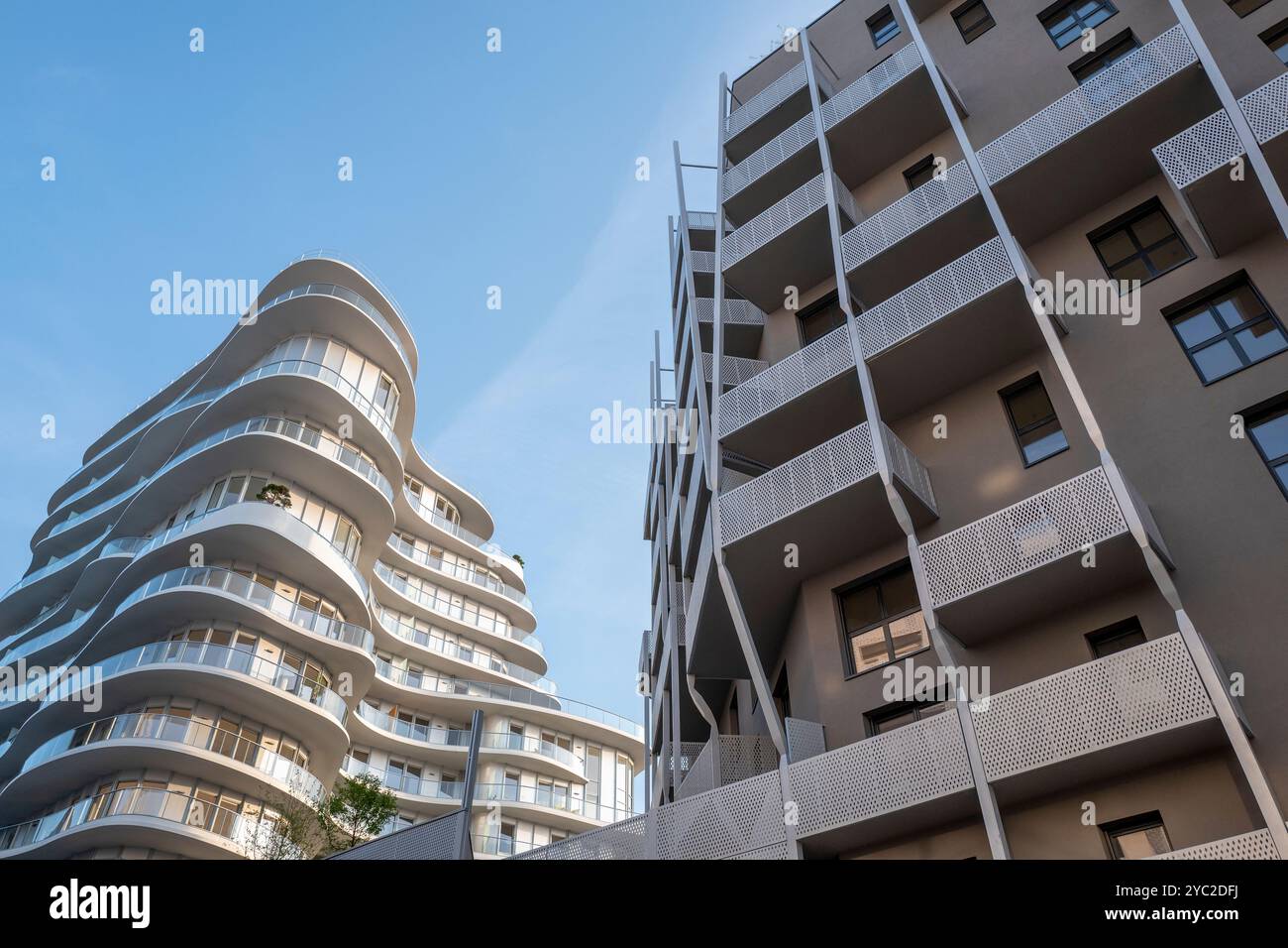 Parigi - Francia. Circa luglio 2019. Vista astratta di due edifici di architettura contemporanea nel quartiere Clichy Batignolles a Parigi Foto Stock