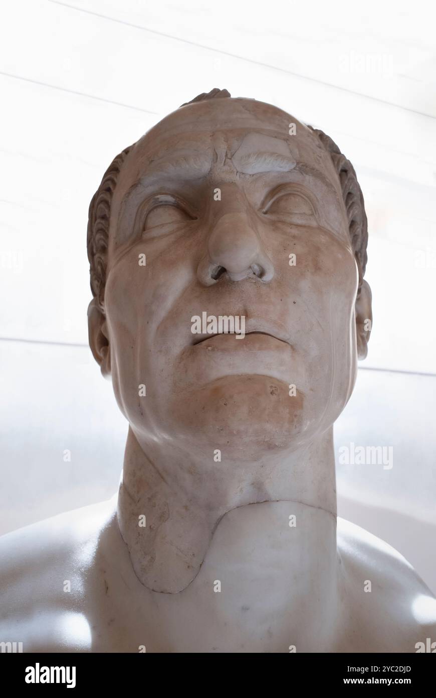 Napoli-Italia-11 marzo 2022- impressionante vista ravvicinata del busto di marmo di Gaio Giulio Cesare esposto al Museo Archeologico Nazionale di Napoli. Foto Stock