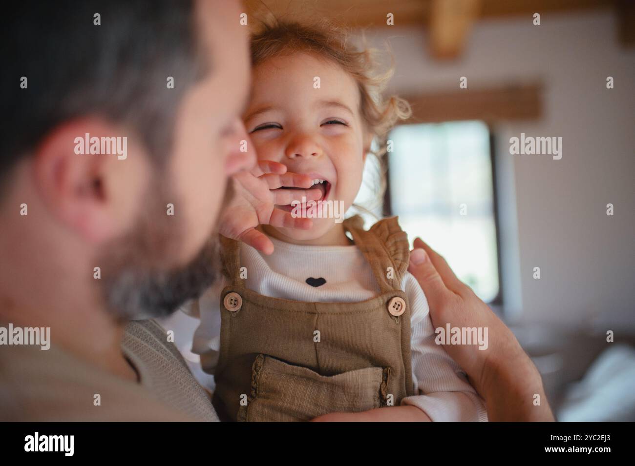 Ragazza malata con febbre e freddo a casa. Padre che tiene una figlia in braccio, si prende cura di lei. Congedo parentale durante la malattia dei bambini. Foto Stock