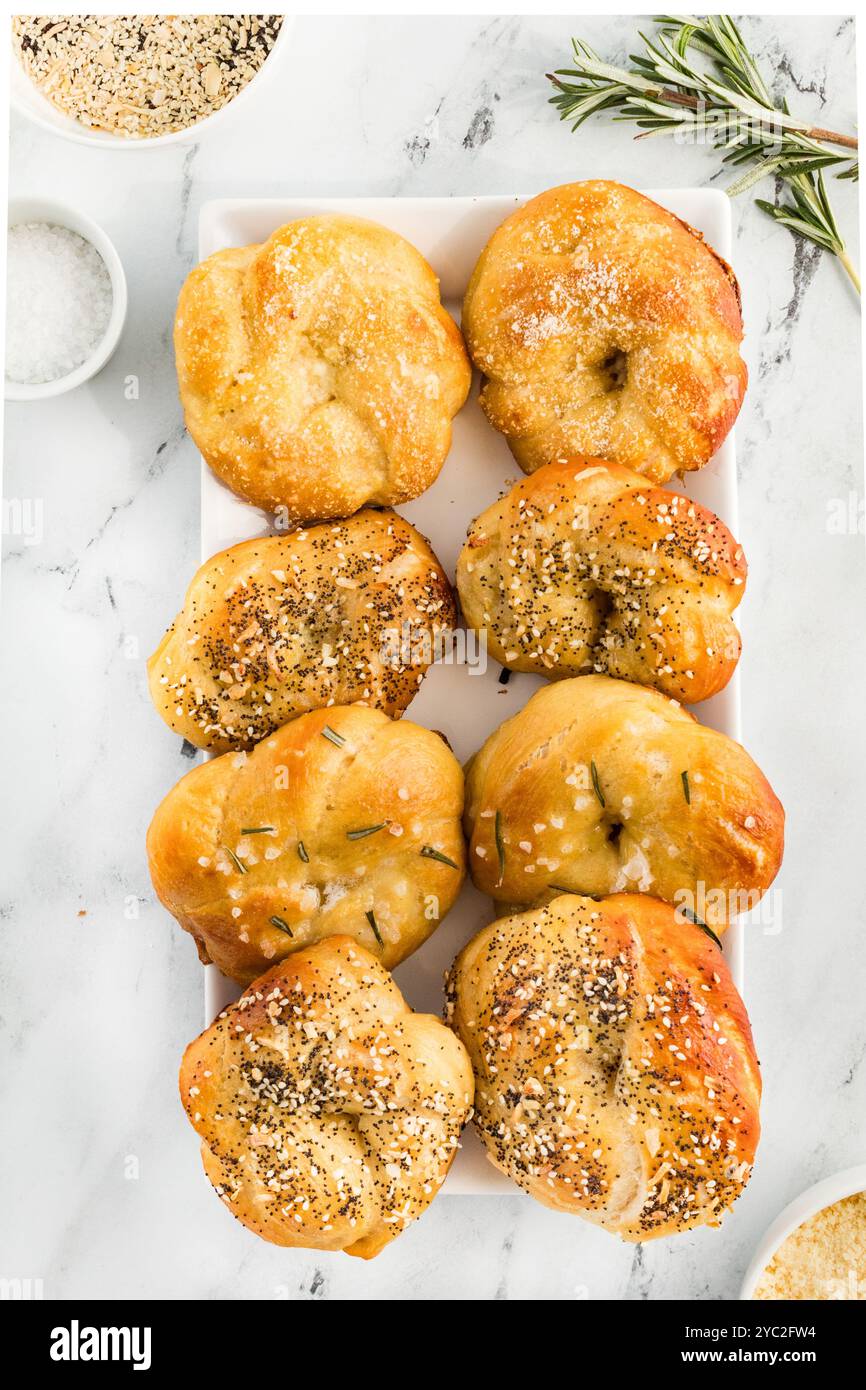 Pretzel dorati con parmigiano, rosmarino e tutto ciò che c'è da aggiungere ai bagel Foto Stock